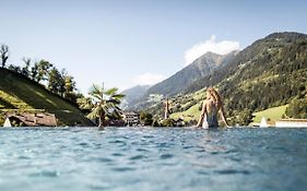 Stroblhof Active Family Spa Resort  4*